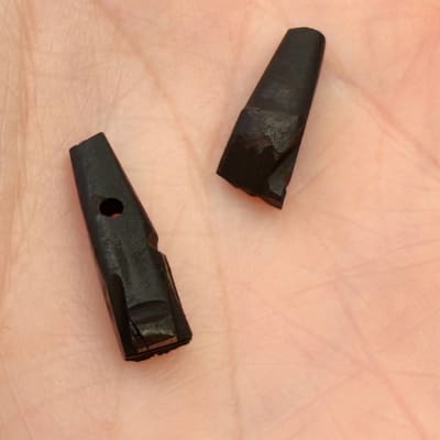 MANO AZABACHE CON HUESO IRREGULAR DE 12-13MM1