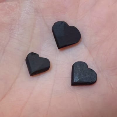 CORAZON AZABACHE IRREGULAR DE 10-14MM