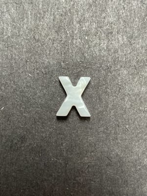 COLGANTE ACERO INOX. INICIAL PLATEADO X 11X10MM1