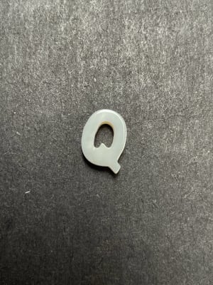 COLGANTE ACERO INOX. INICIAL PLATEADO Q 11X10MM1