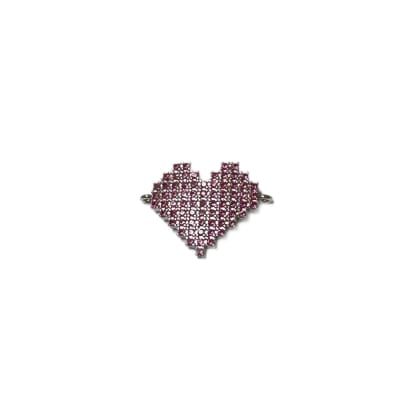 CONECTOR BAÑO DE PLATINO CORAZON CON ZIRCONES ROJOS 16X22MM