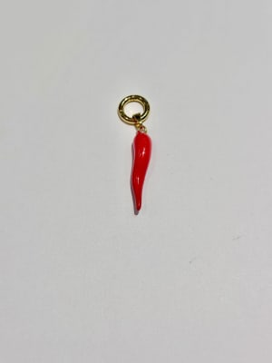 COLGANTE B/ORO AJI ESMALTADO ROJO GRANDE CON BROCHE 8.9X38.4MM1