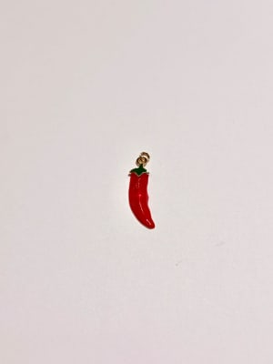 COLGANTE B/ORO AJI CHILE ESMALTADO ROJO 9.9X33MM1