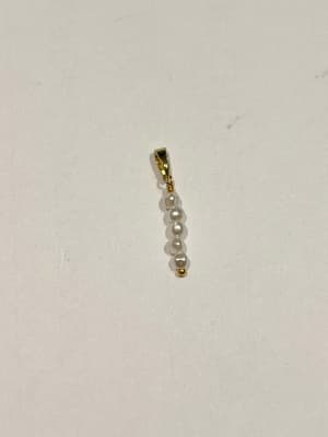 COLGANTE B/ORO ALARGADO MINI PERLAS IMT. CON VALIER 19.9X3MM1