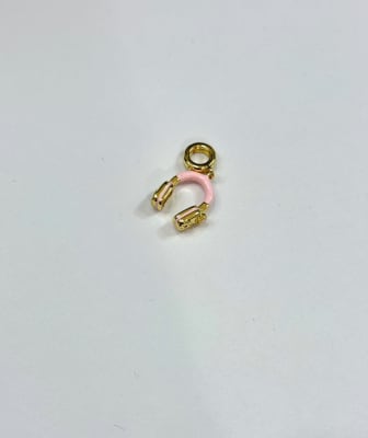 CHARMS B/O AUDIFONOS ESMALTADO ROSADO, AZUL Y AMARILLO 14X17.5MM1
