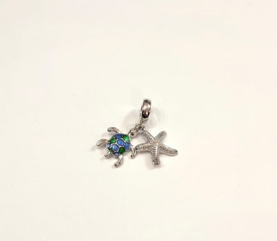 CHARMS B/PLATINO TORTUGA VERDE Y AZUL CON ESTRELLA DE MAR 26X16.1MM1