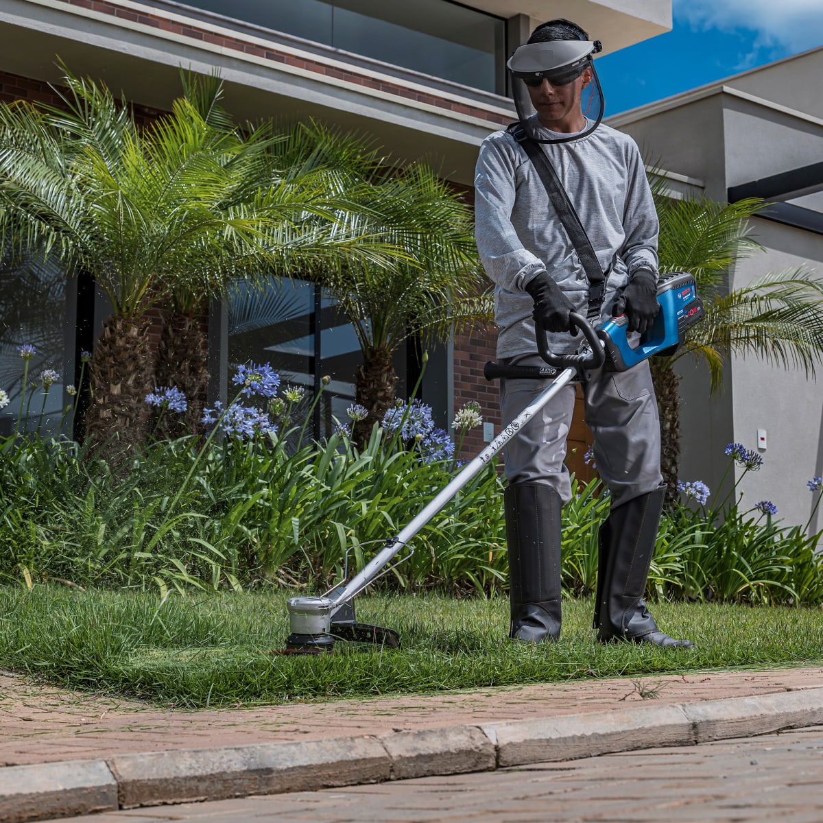 Desbrozadora Bosch GRT 18V-33 + Bat 8Ah + Carg – 0615.A00.2BF6