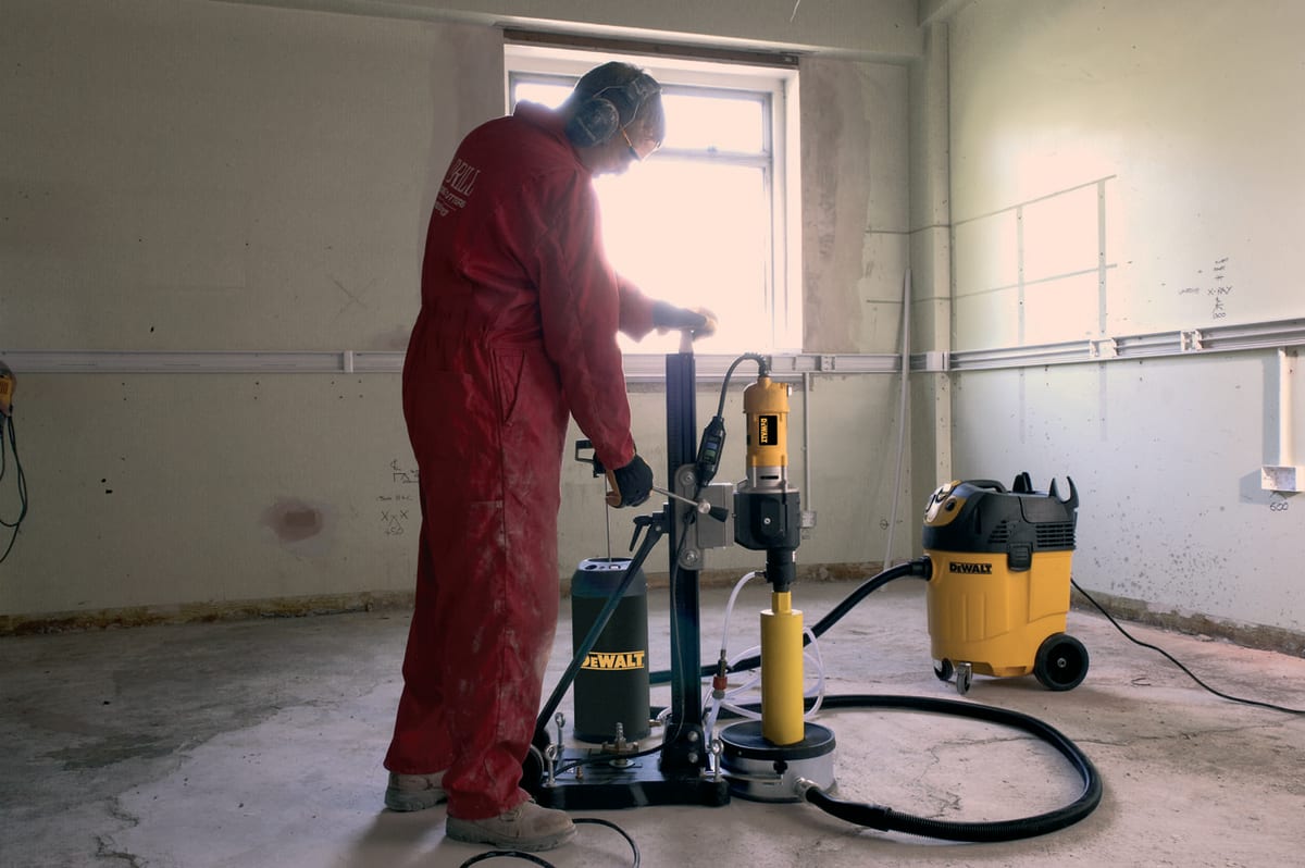 Taladro de Corte Diamantado de 2500W DEWALT D215854