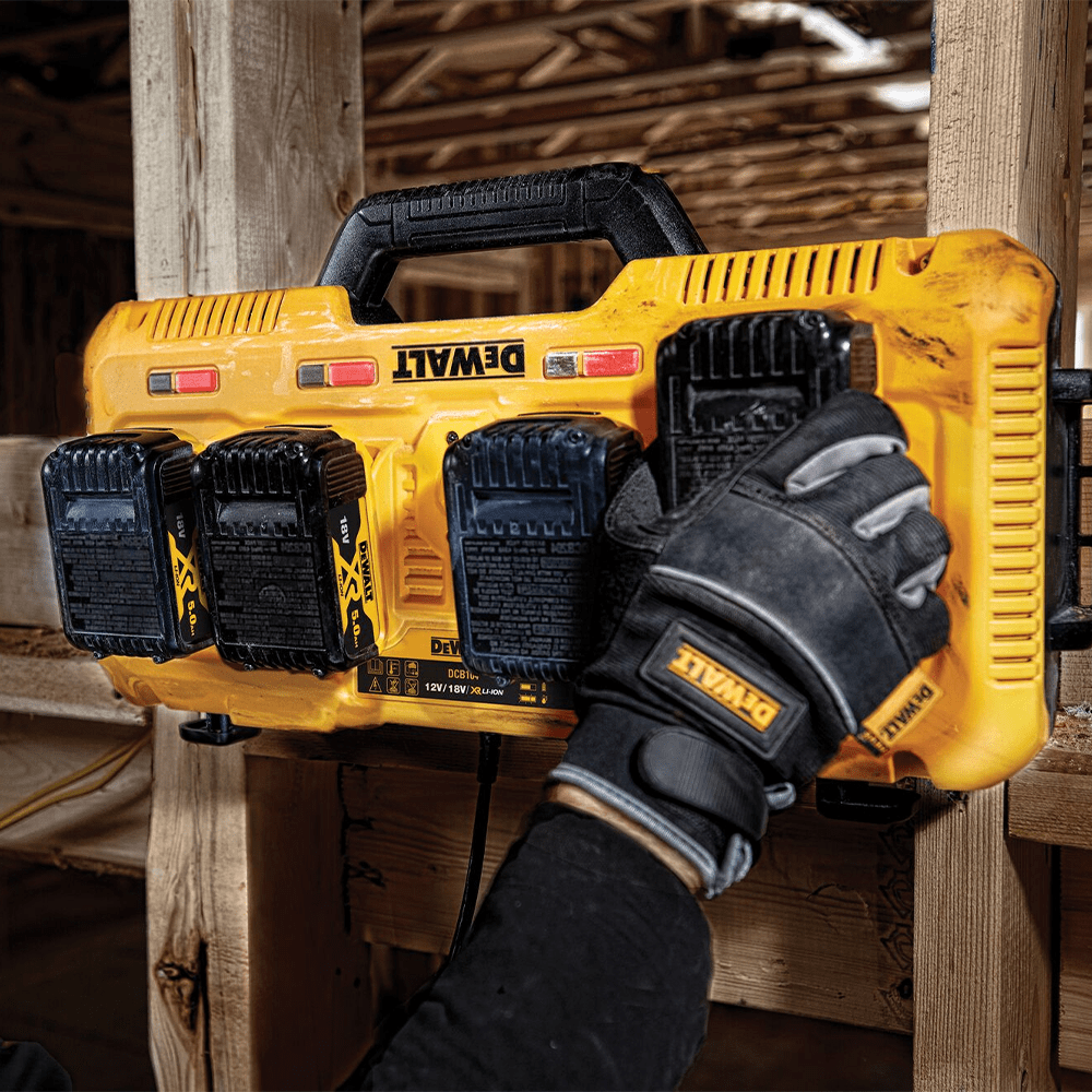 Cargador Simultáneo de 4 Puertos 12V/20V/60V Max Dewalt DCB1044