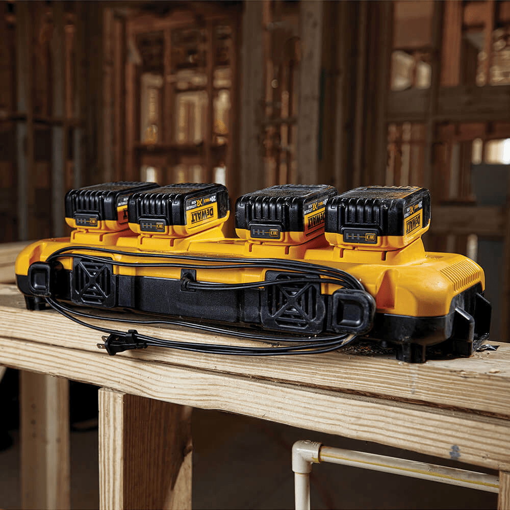 Cargador Simultáneo de 4 Puertos 12V/20V/60V Max Dewalt DCB1045