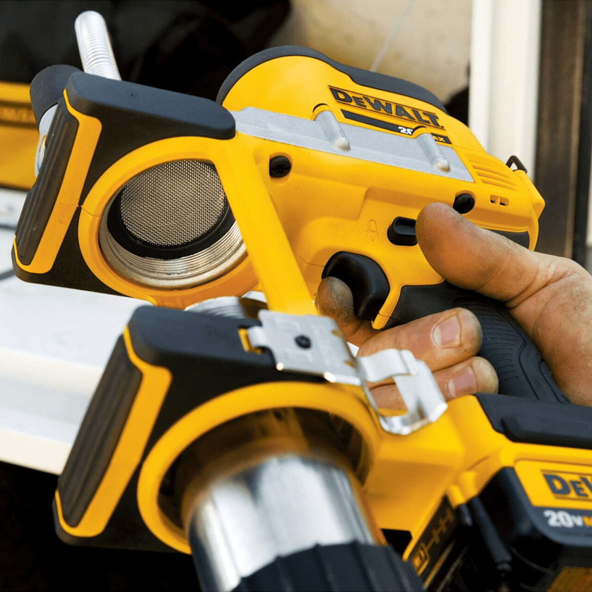 Pistola engrasadora DeWalt 20V MAX Litio (Sin Batería) - DCGG571B5