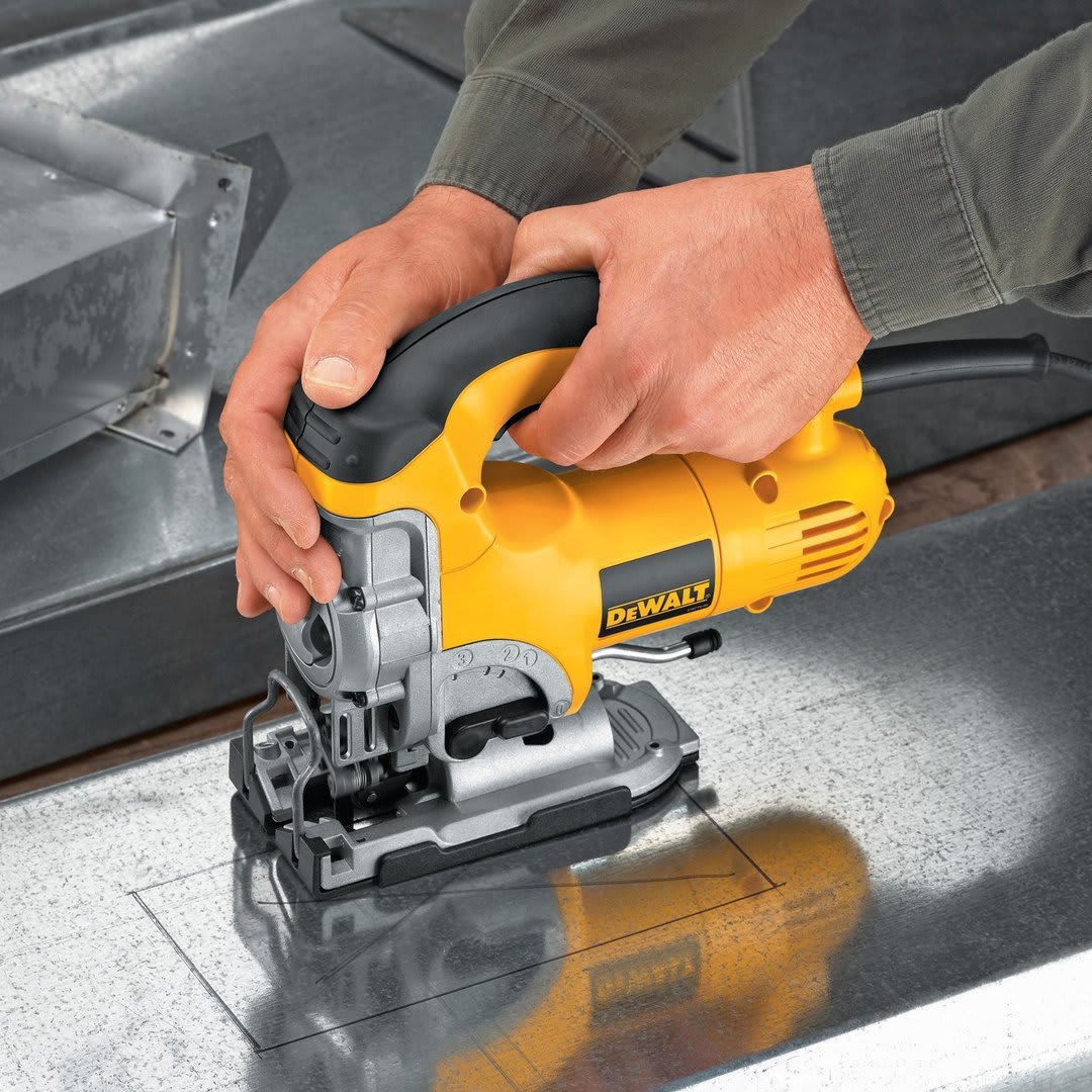 Sierra Caladora 701W Cap. 135mm Dewalt DW331K-B23