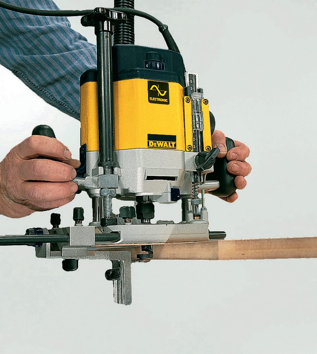 Ruteadora Rebajadora 1/2'' - 1/4'' 2000W Dewalt DW625E-B24
