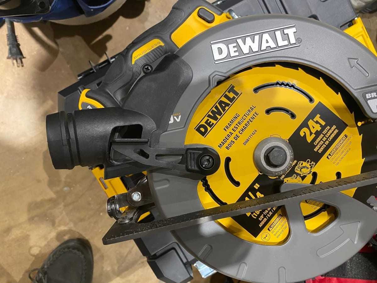 Adaptador de Extracción de Polvo DeWalt para Sierra Circular DWE5753