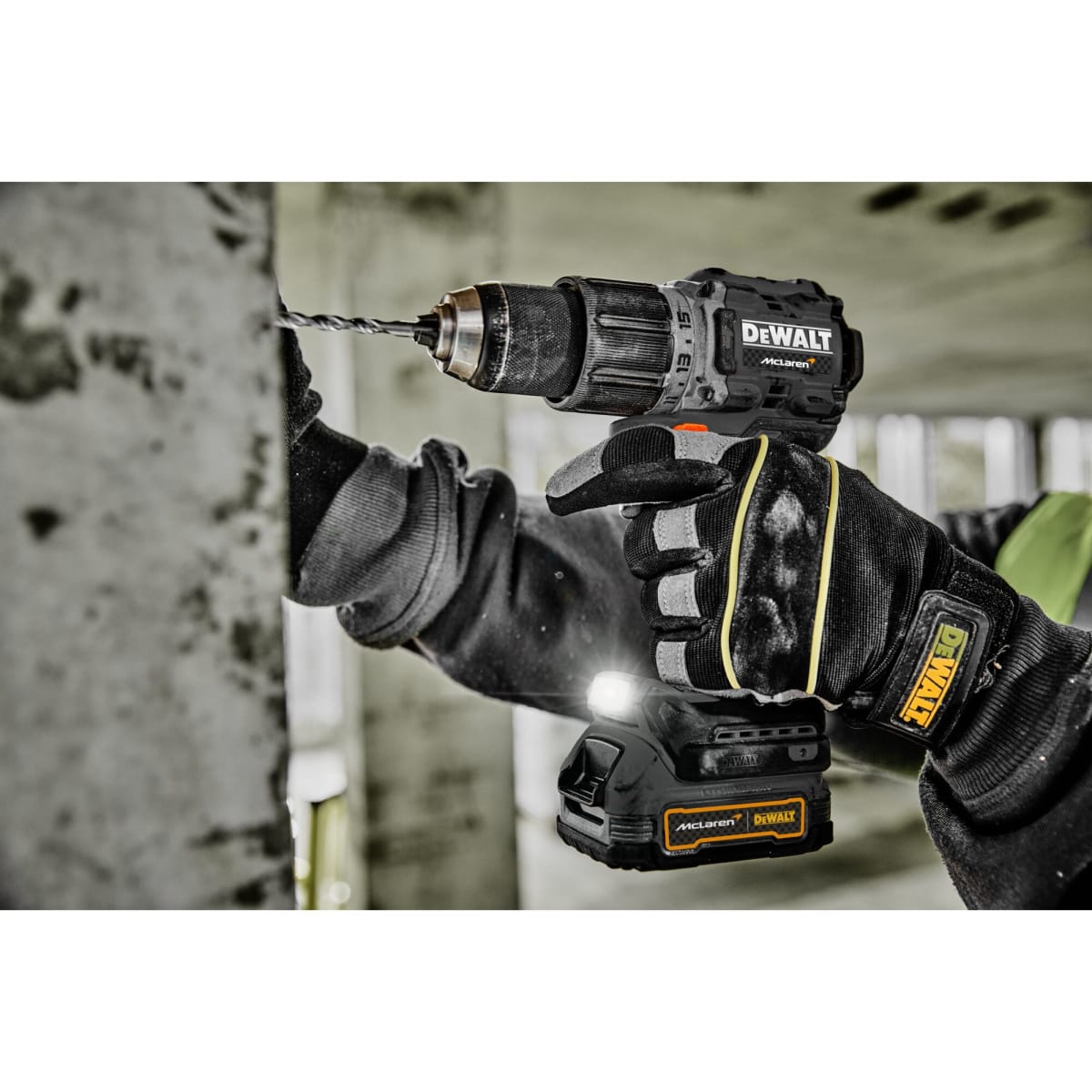 Kit McLaren Taladro/Atornillador 1/2'' + Atornillador de Impacto 1/4'' Bat y Carg Dewalt DCK200M2GT5
