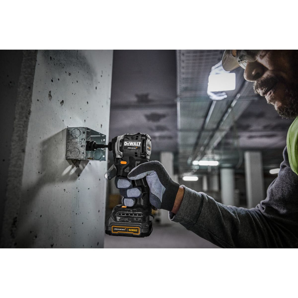 Kit McLaren Taladro/Atornillador 1/2'' + Atornillador de Impacto 1/4'' Bat y Carg Dewalt DCK200M2GT6