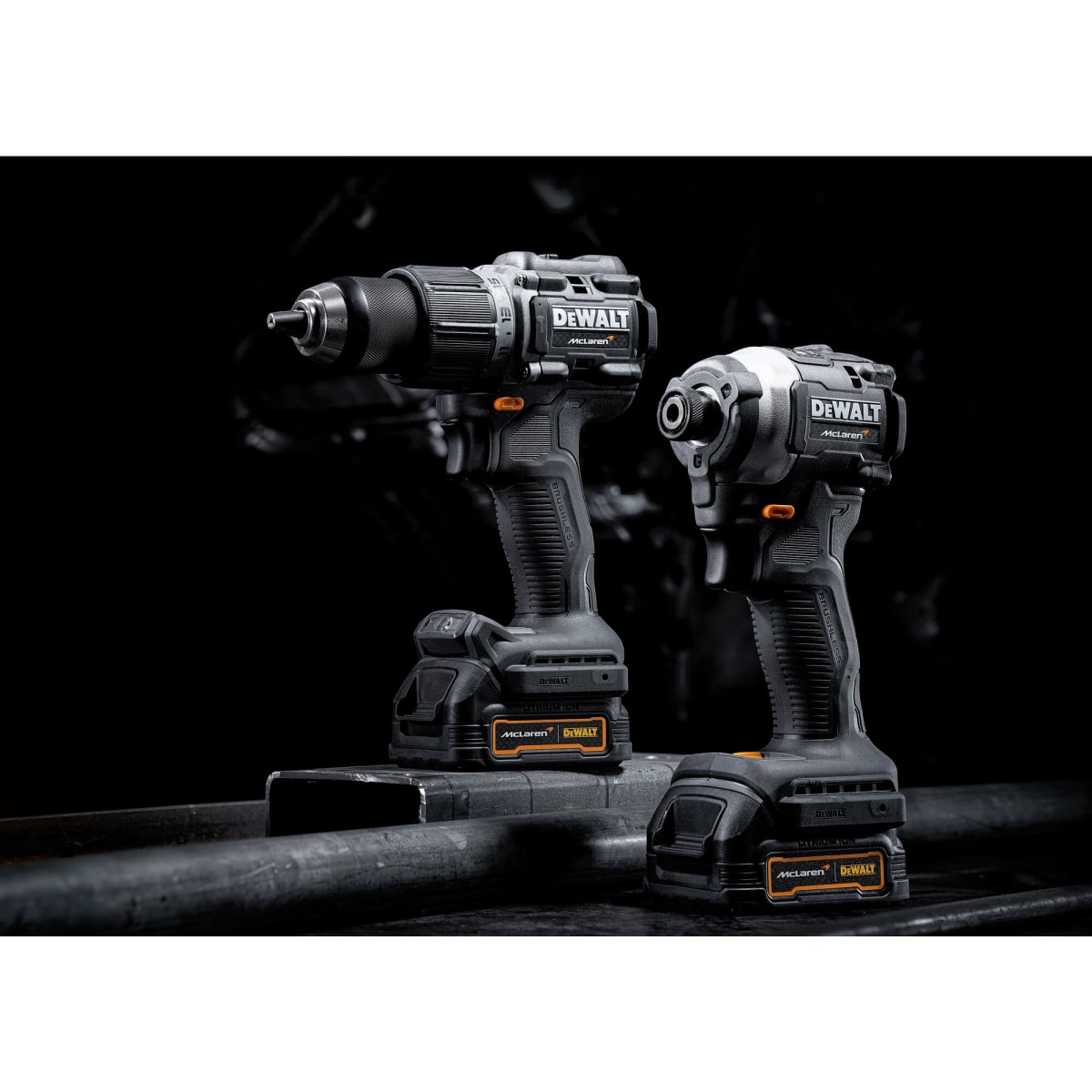 Kit McLaren Taladro/Atornillador 1/2'' + Atornillador de Impacto 1/4'' Bat y Carg Dewalt DCK200M2GT7