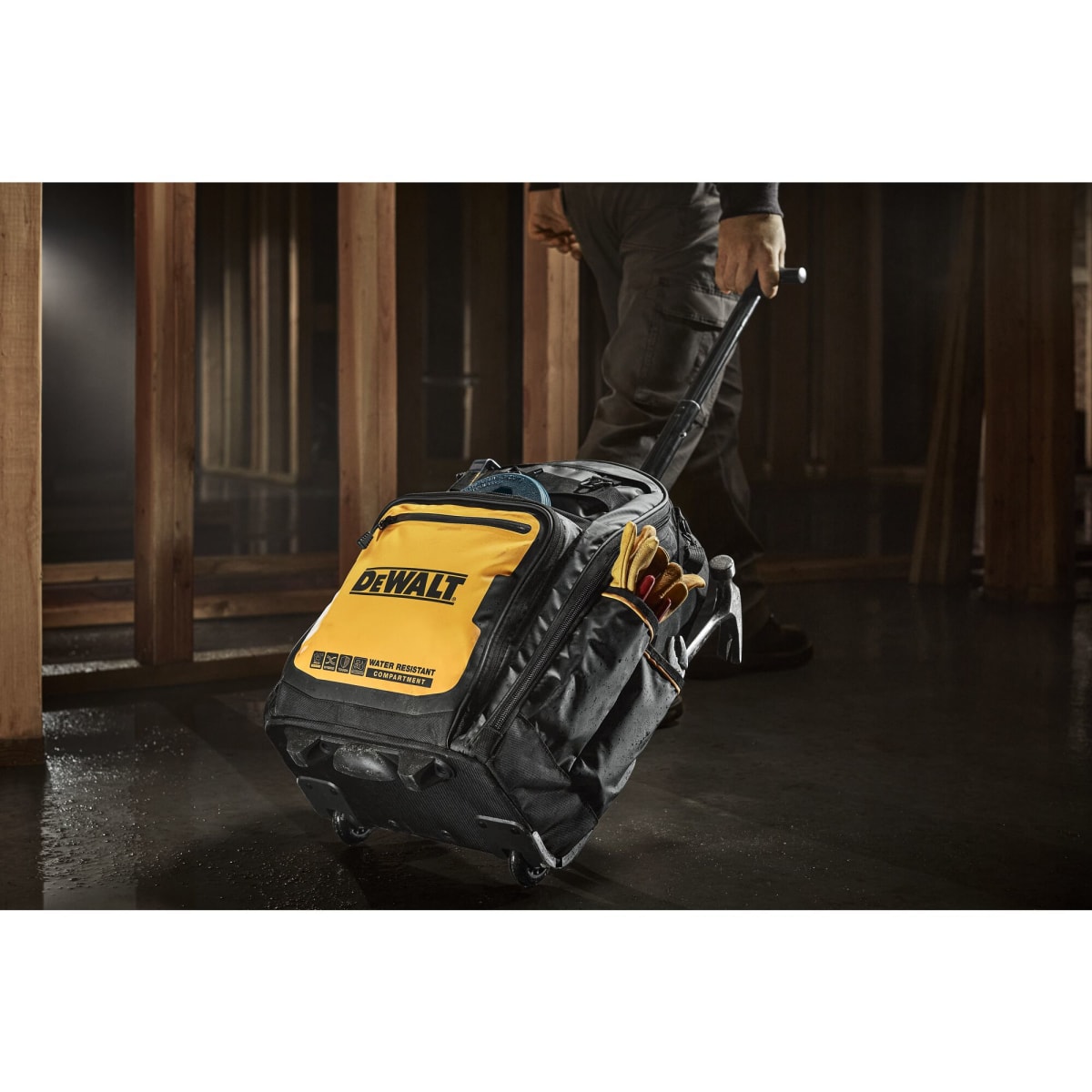 Mochila Portaherramientas DeWalt con Ruedas 46 Bolsillos - DWST5601017