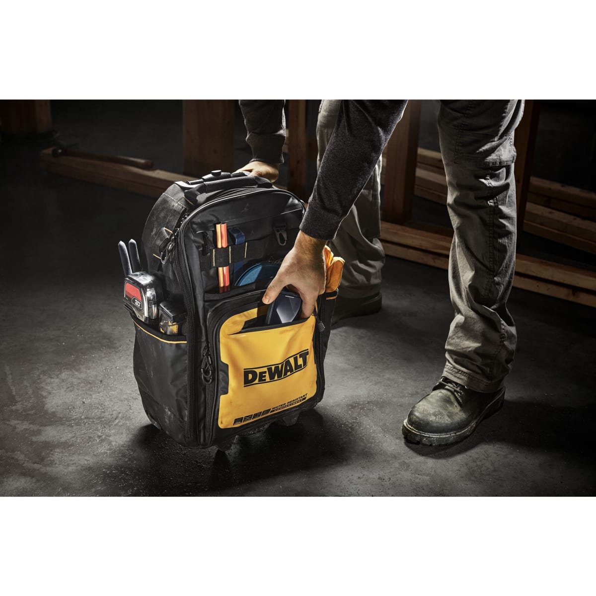 Mochila Portaherramientas DeWalt con Ruedas 46 Bolsillos - DWST5601018