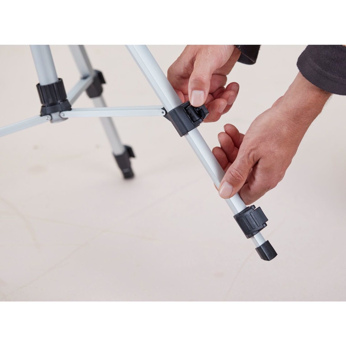 Tripode Telescópico Altura de Trabajo 47.5 - 124 cm Stanley 1-77-2015