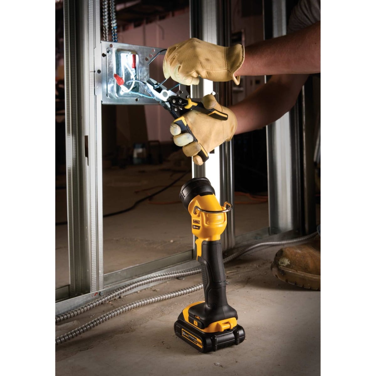 Linterna de trabajo LED Dewalt 20V 110 lm (Sin Batería) - DCL0404