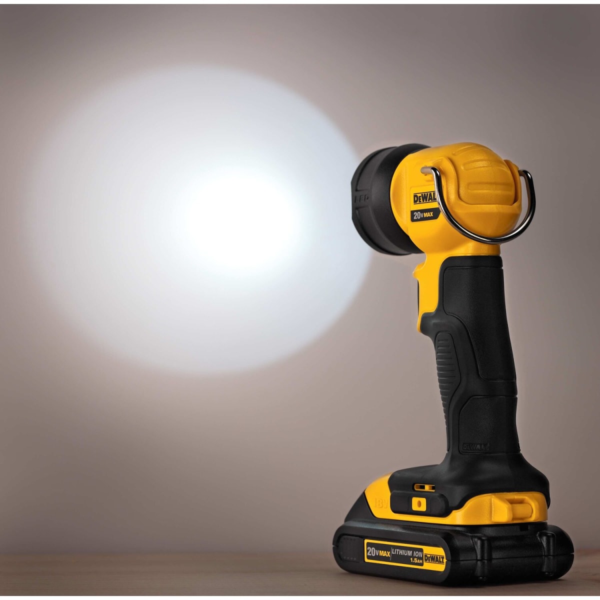 Linterna de trabajo LED Dewalt 20V 110 lm (Sin Batería) - DCL0405