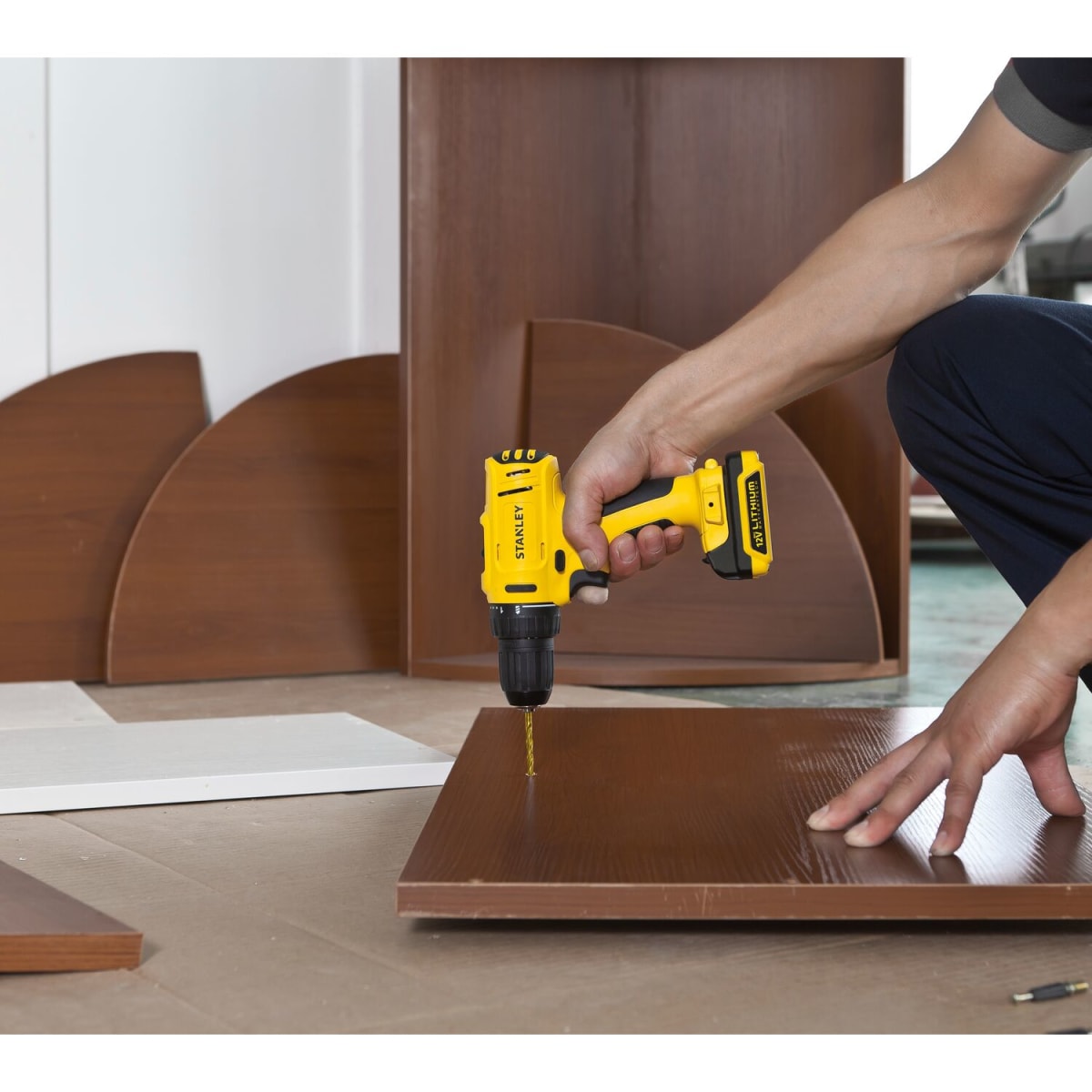 Taladro Atornillador Inalámbrico 3/8'' 12V 26Nm Stanley SCD121S2K + Set 27 Pzas DT71700-QZ3