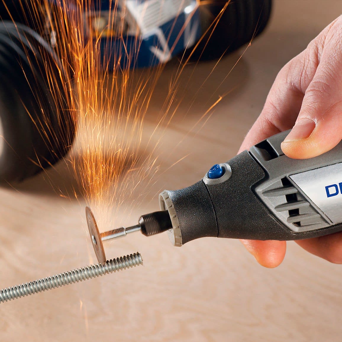 Minitorno 130W Dremel 3000 + Kit 82 Accesorios Dremel F013.300.0GB4