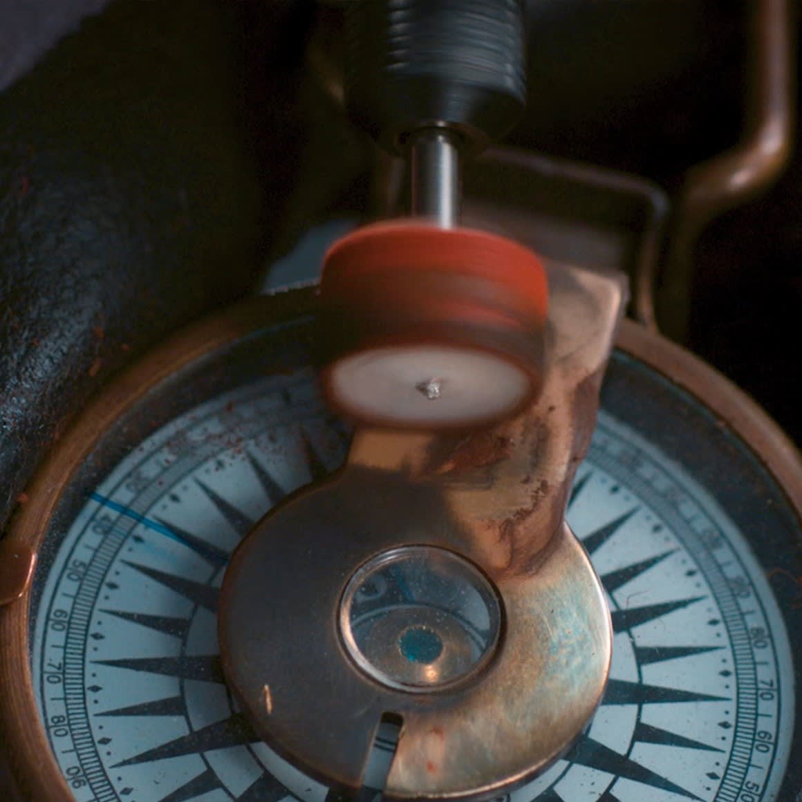 Minitorno 130W Dremel 3000 + Kit 82 Accesorios Dremel F013.300.0GB5