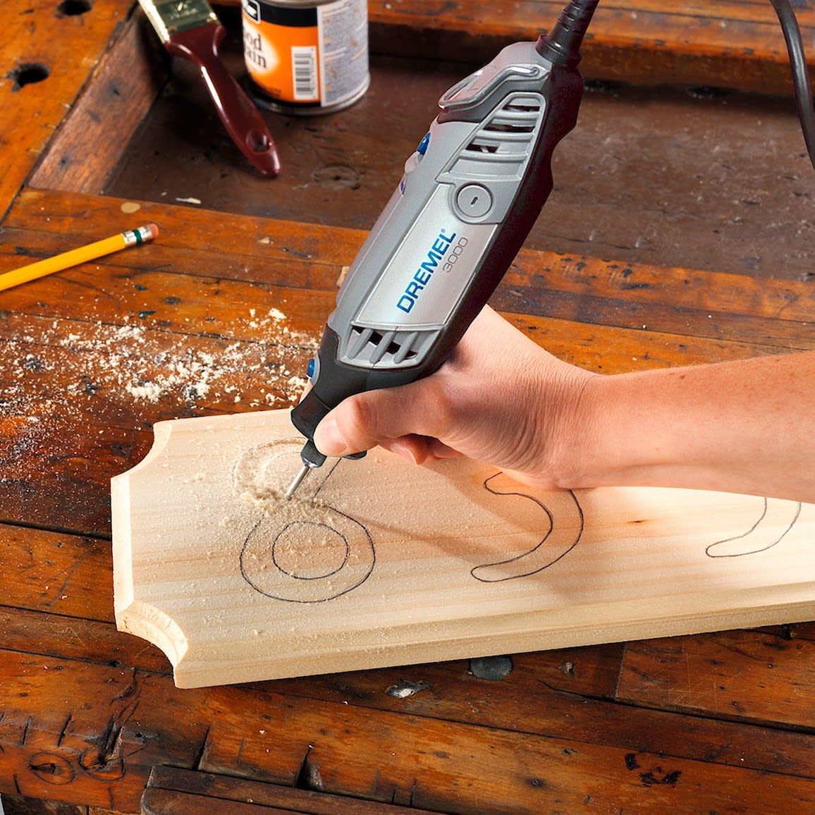 Minitorno 130W Dremel 3000 + Kit 82 Accesorios Dremel F013.300.0GB6