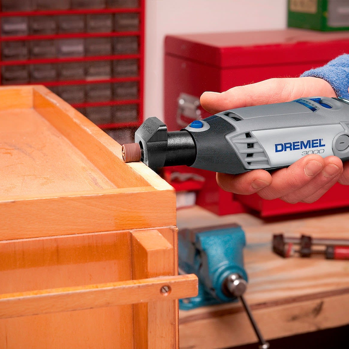 Minitorno 130W Dremel 3000 + Kit 82 Accesorios Dremel F013.300.0GB7