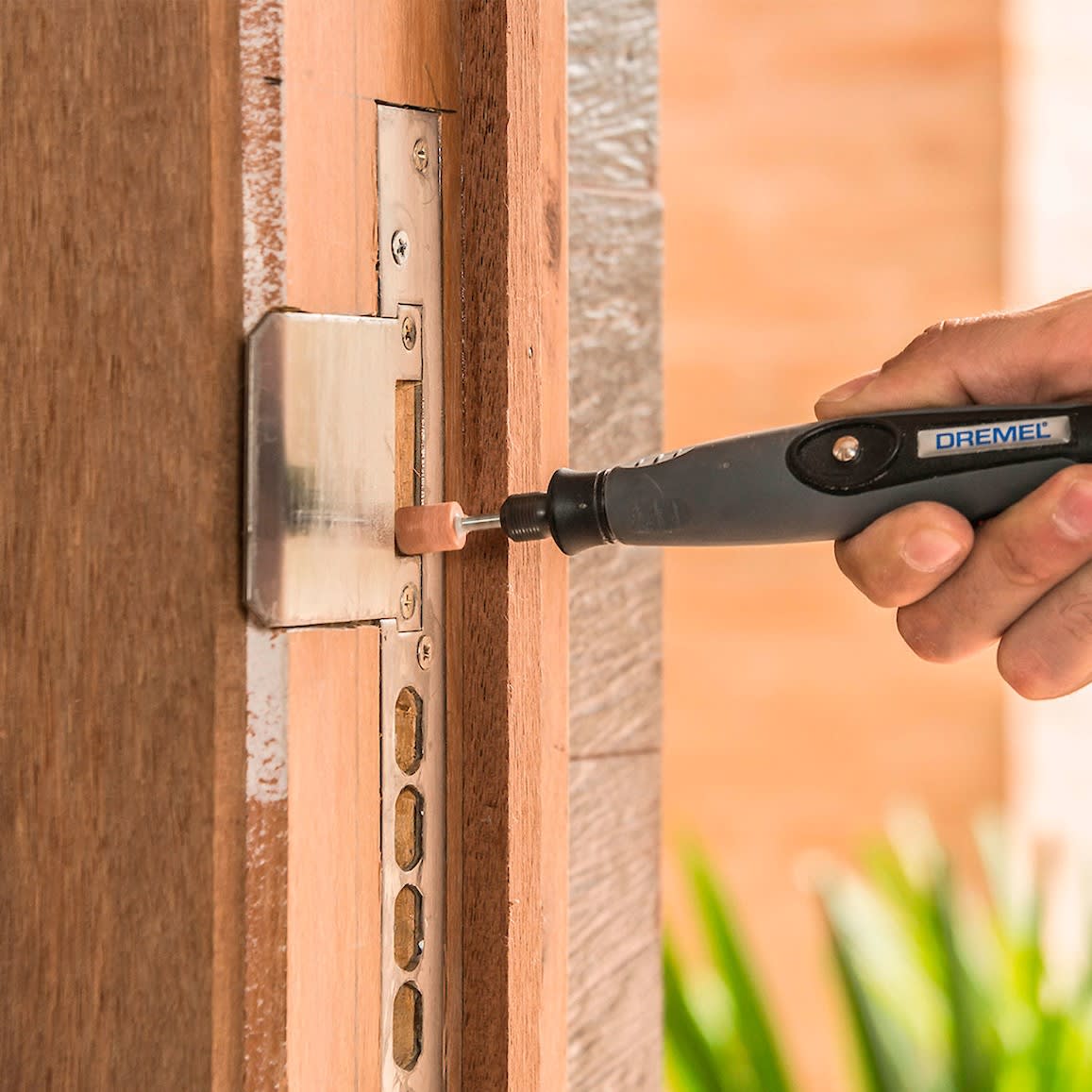 Minitorno 130W Dremel 3000 + Kit 82 Accesorios Dremel F013.300.0GB8