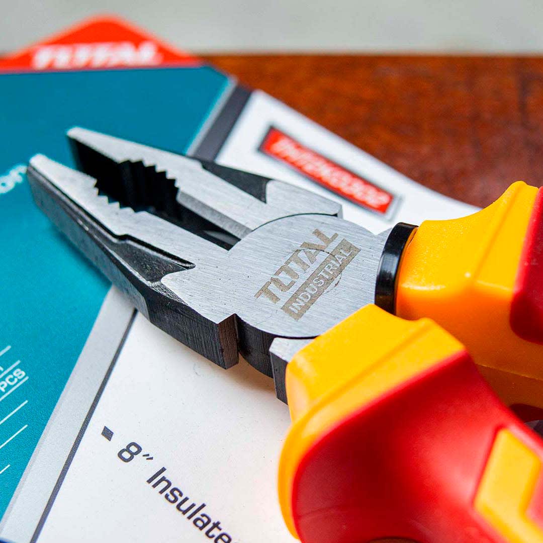 SET DE ALICATES 3 PIEZAS CR-V AISLADOS 1000V THT2K0302 TOTAL6