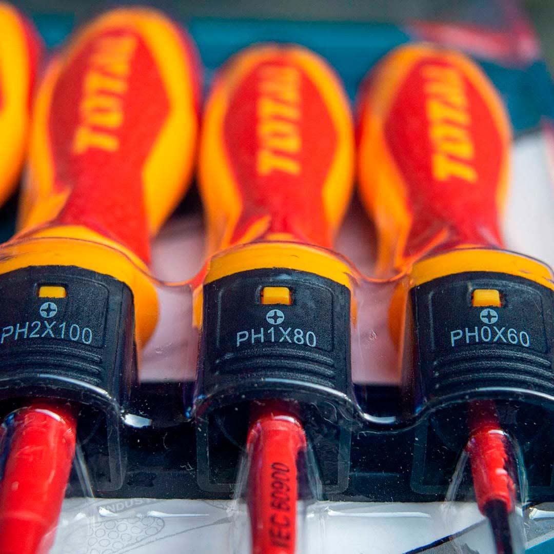 SET DE 6 DESTORNILLADORES AISLADOS 1000V THTIS566 TOTAL9