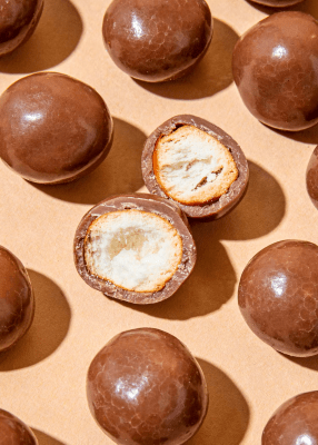 Caja Bolitas de chocolate Relleno de Pretzel Crocante 32g x 96