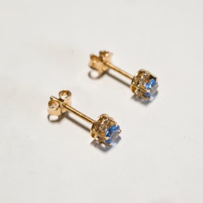 Aros 18k Chatón Agua Marina 5.5mm Aros 18k Chatón Agua Marina 5.5mm