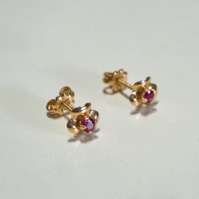 Aros 18k Diseño Flor Ruby Aros 18k Diseño Flor Ruby