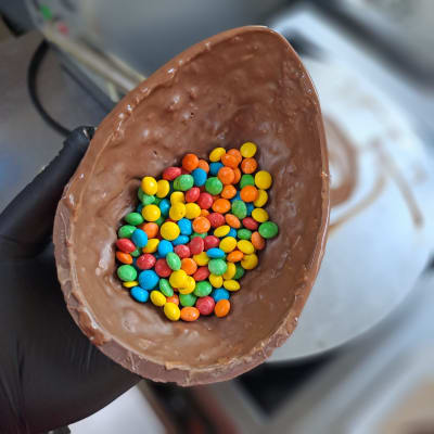 Huevo Relleno – Praliné Crujiente y Mini Chubis1