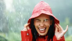 ¿Cómo combatir el frizz en el cabello durante los días fríos y lluviosos?