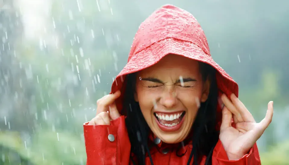 Cómo Cuidar tu Cabello durante el Clima Lluvioso y Frío: Consejos y Trucos Efectivos