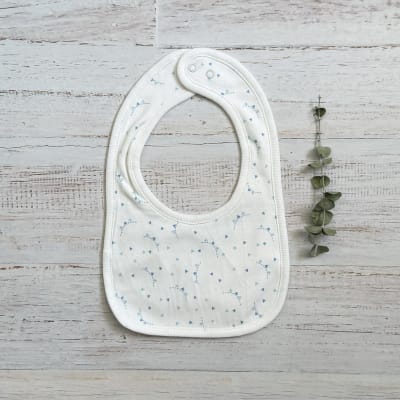 Babero Triangulos Celeste3