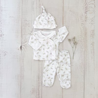 Ajuar  x 3 ( chaqueta  , pantalon , gorro) blco STP flores rosadas