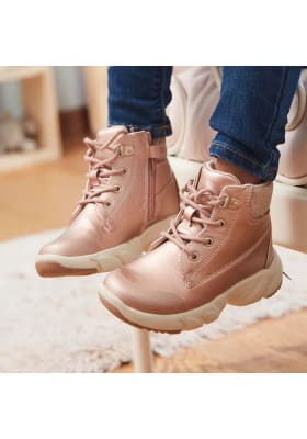BOTIN COLLOKY NIÑA CON CORDONES ROSADO BRILLANTE