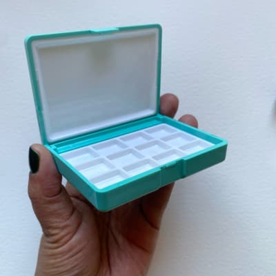 Mini caja plástica para Acuarela - opción 12 y 24 espacios
