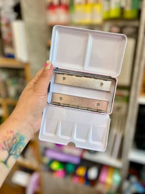 CAJA METALICA VACIA PARA ACUARELA | COLOR ROSA CON REJILLA