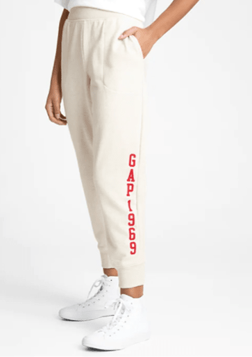 GAP PANTALON JOGGER MUJER GRAPHIC COLOR CREAM AND GRAY MARL | esdemarca.cl