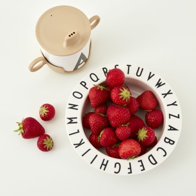 Plato hondo de melamina.