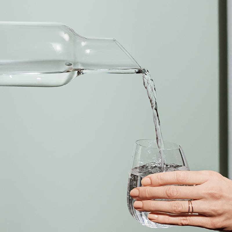 Jarra de agua con tapa de madera1