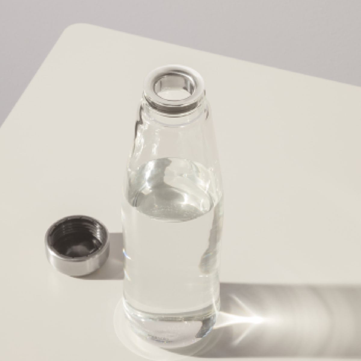 Jarra de agua con tapa de metal - 1,3 L1