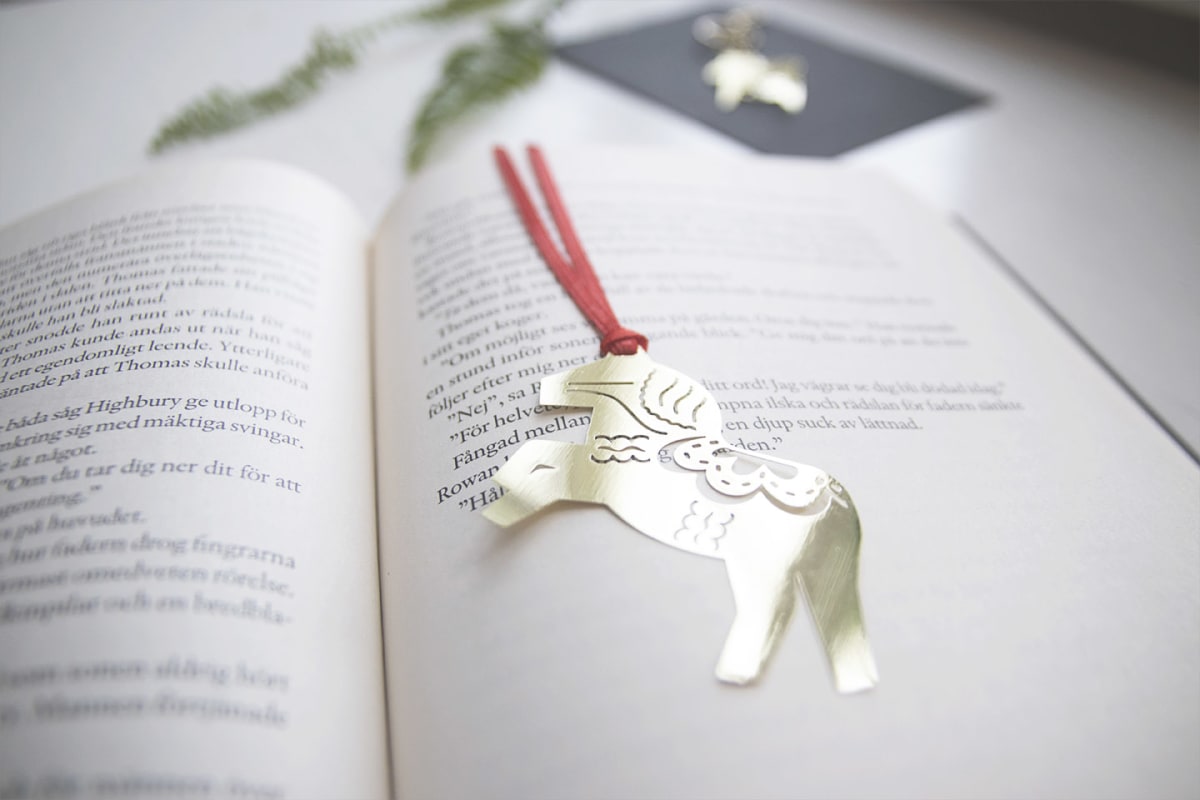 Marca libro - Caballo sueco Dorado2